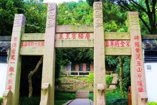 此人大骂武则天却受武则天欣赏,有一首诗人人皆知!